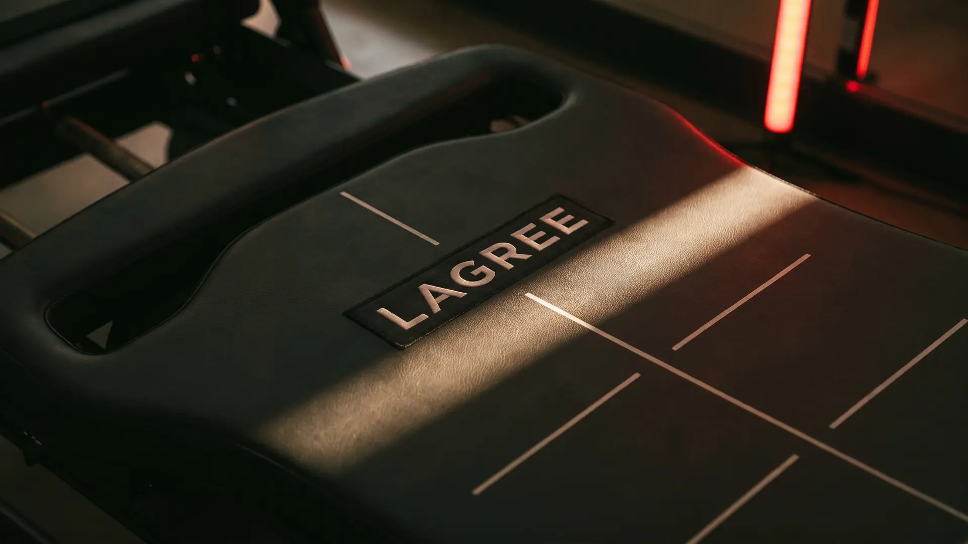L’étiquette LAGREE et les repères d’alignement du chariot d’une Micro Pro sous une lumière rasante