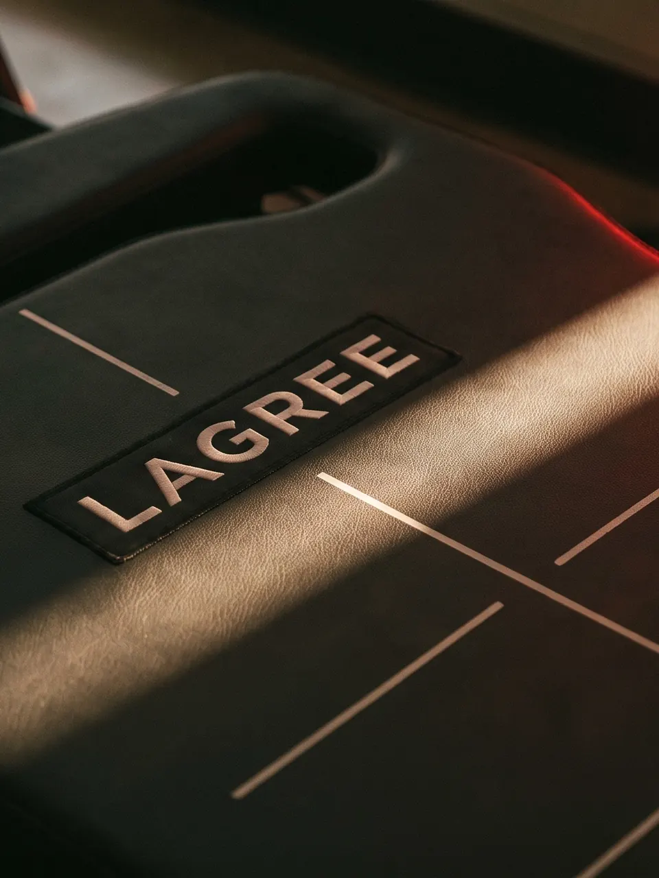 Les repères d’alignement blancs et l’étiquette LAGREE du chariot sous une lumière rasante