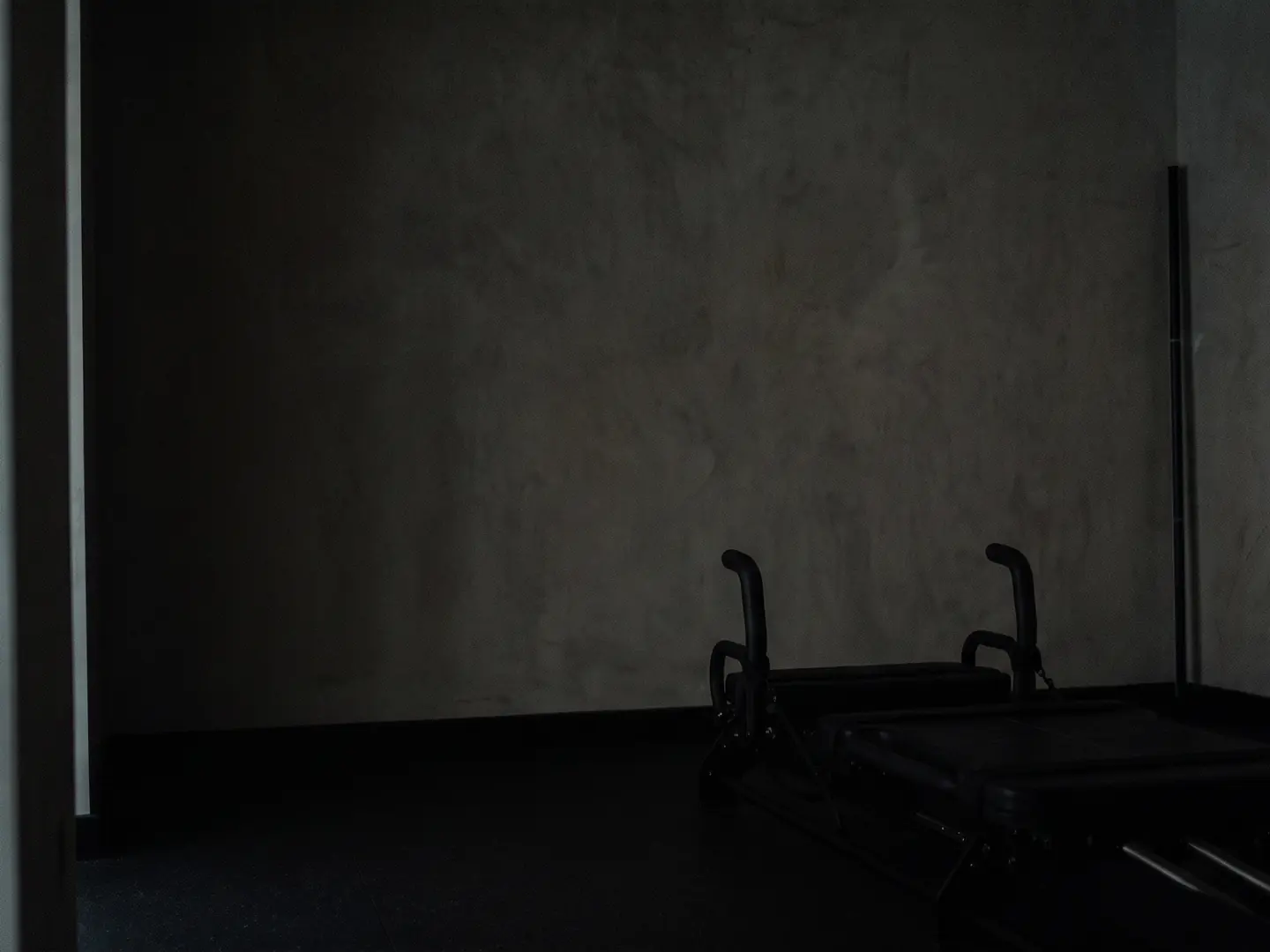 Le studio dans le noir, la barre LED éteinte, une Micro Pro à peine visible