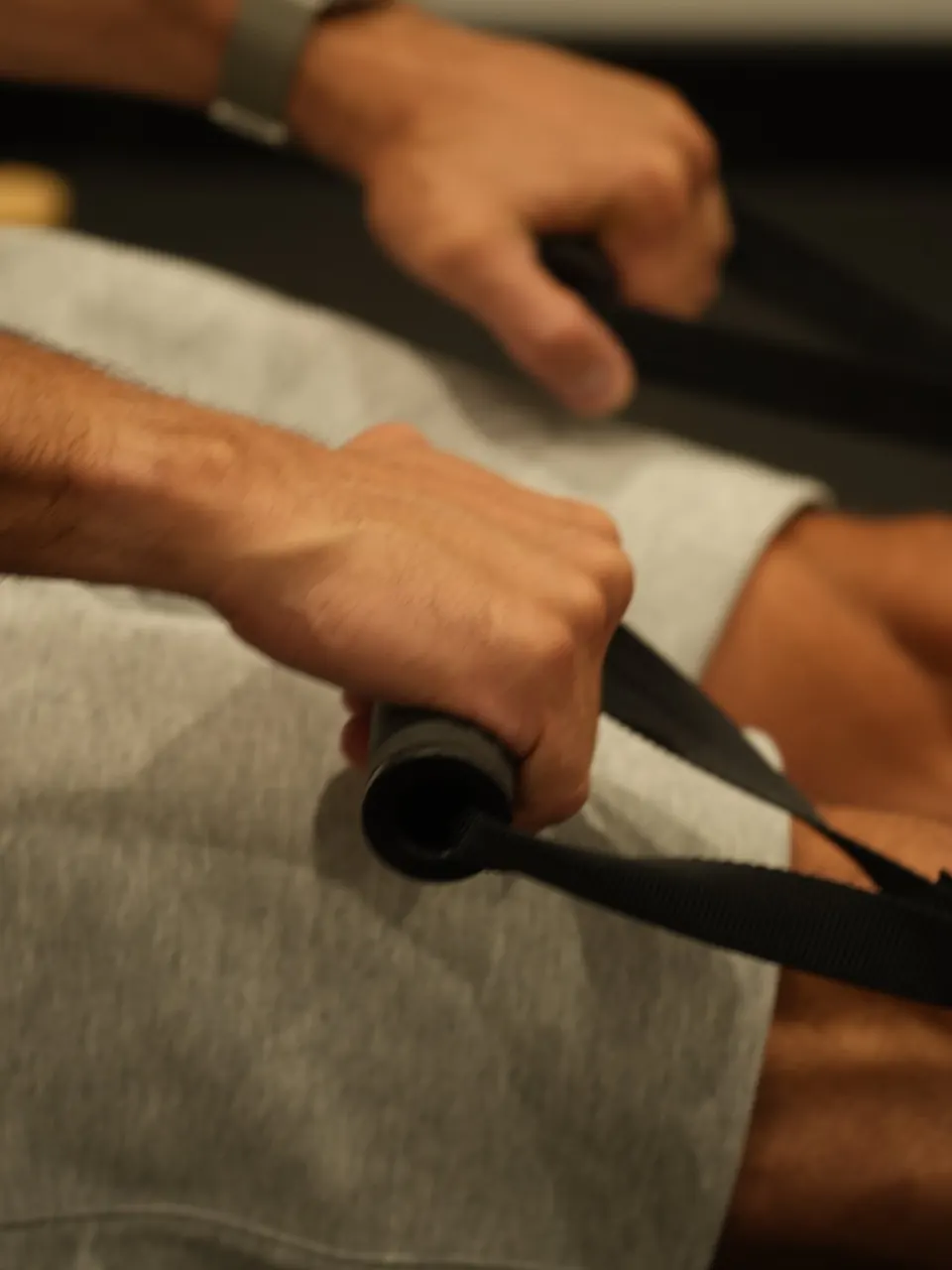 Des mains tirent les sangles d’une Micro Pro pendant une séance