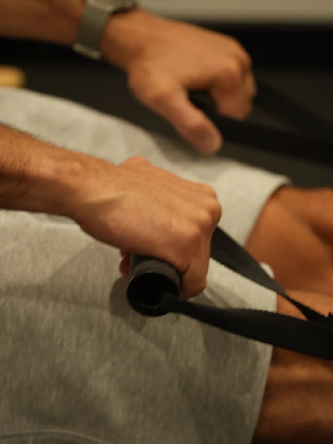 Mains en appui sur la sangle d’une machine Micro Pro pendant un exercice